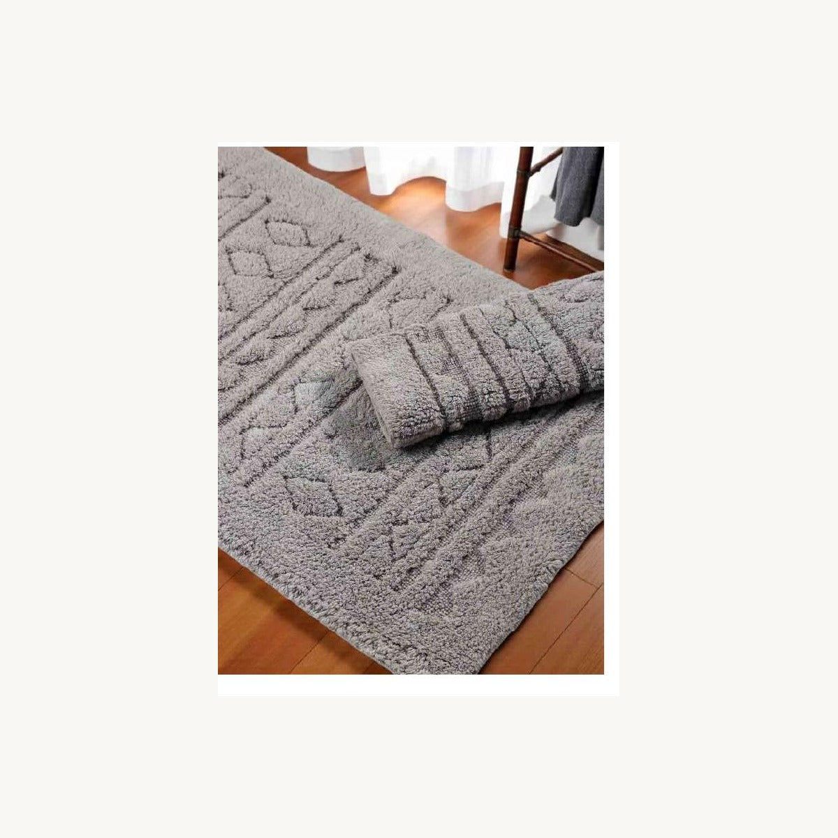 Close-up detail of tufted bath mat set T-009 texture